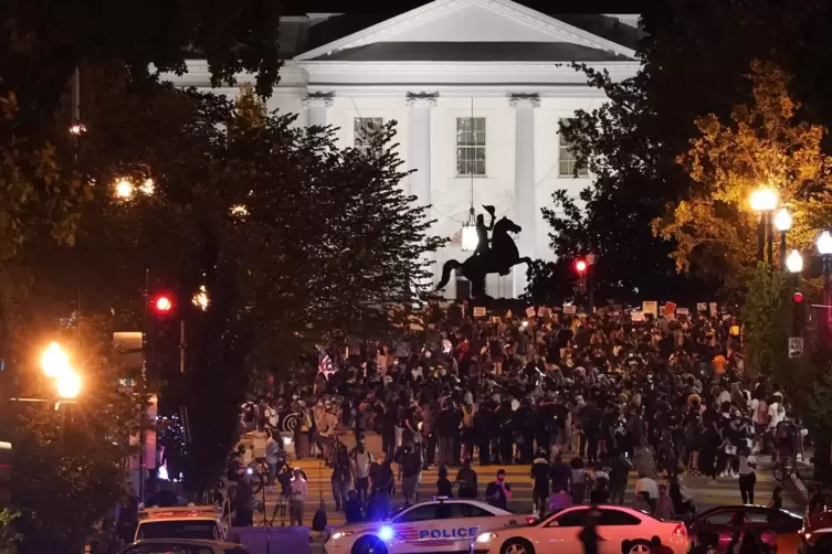 Proteste auf den Stra&szlig;en von Washington, w&auml;hrend der Pr&auml;sident seine Rede zum Abschluss des Parteitags hielt.