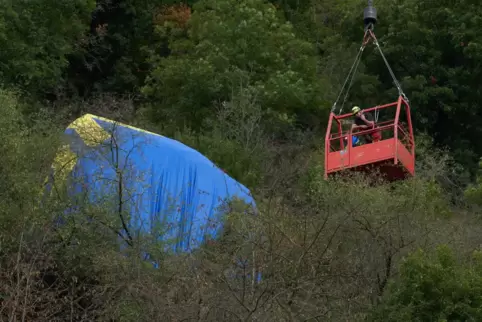 BruchlandungHöhenretter bergen mit Hilfe eines Spezialkrans die Überreste des verunglückten Heißluftballons aus einem Hang bei S