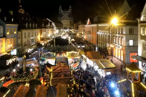 Stimmungsvoll: Bisher endet der Weihnachtsmarkt kurz vor dem Dom. 