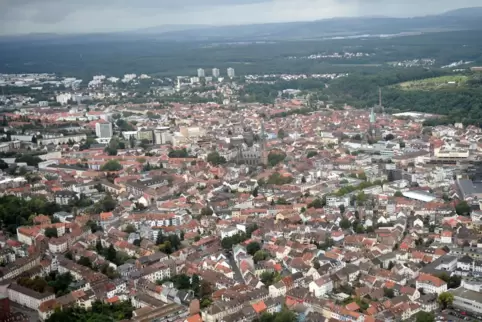 Die Stadt Kaiserslautern, aufgenommen während eines Hubschrauberflugs. 