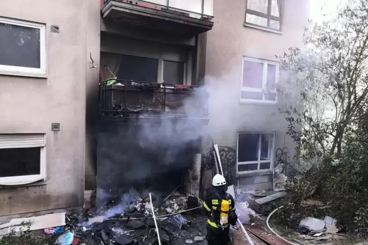 Müll entzündete sich, das Feuer griff auf die Wohnung über.
