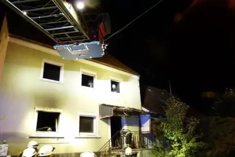 Der Gesamtschaden wird von den Beamten derzeit auf etwa 60.000 Euro geschätzt.