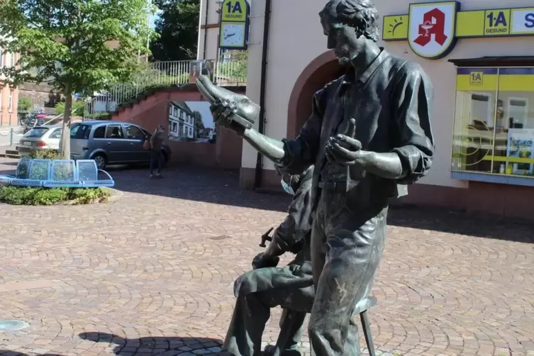 Die Sonnen-Apotheke gibt es heute noch im Zentrum Hauensteins am Lorenz-Wingerter-Platz. Im Vordergrund ist der 1986 errichtete 