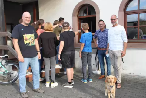 „Da ist er – unser zukünftiger Jugendraum!“ Elf Jugendliche, Klaus-Dieter Fritz (links), Kai Kronemayer und Sascha Weber vor dem