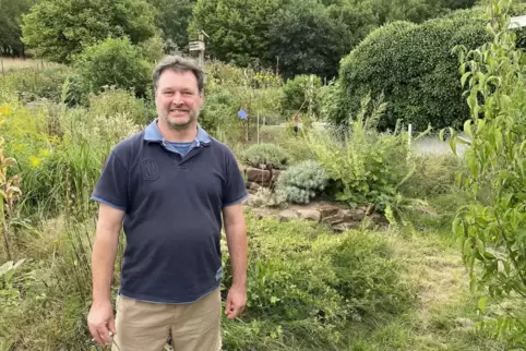 Mag es gern möglichst naturnah und insektenfreundlich: Karl-Heinz Klein hat seinen Garten so gestaltet, dass sich Tiere und Pfla