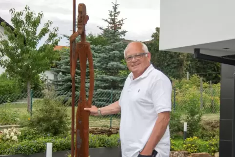 Die Skulptur des guten Hirten hat Erhard Freunscht zum Abschied von den Kreismitarbeitern bekommen.