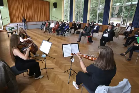 Das Streicher-Trio „Chocolat pour trois“ untermalte die Feier für den ehemaligen Landrat, von dem in Erinnerung geblieben ist, d