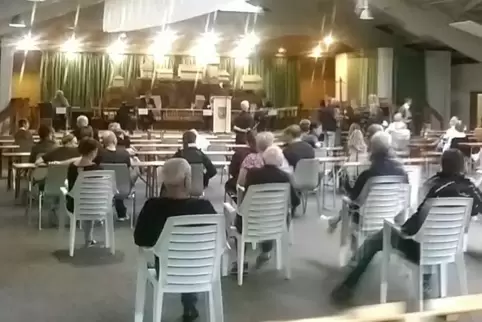 Knapp 100 Personen fanden Platz in der Falkenburghalle – das Interesse daran war noch größer. 