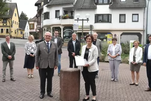 Der Förderverein Gradierbau, vorne Landrat Hans-Ulrich Ihlenfeld und die Vorsitzende Petra Dick-Walther. 
