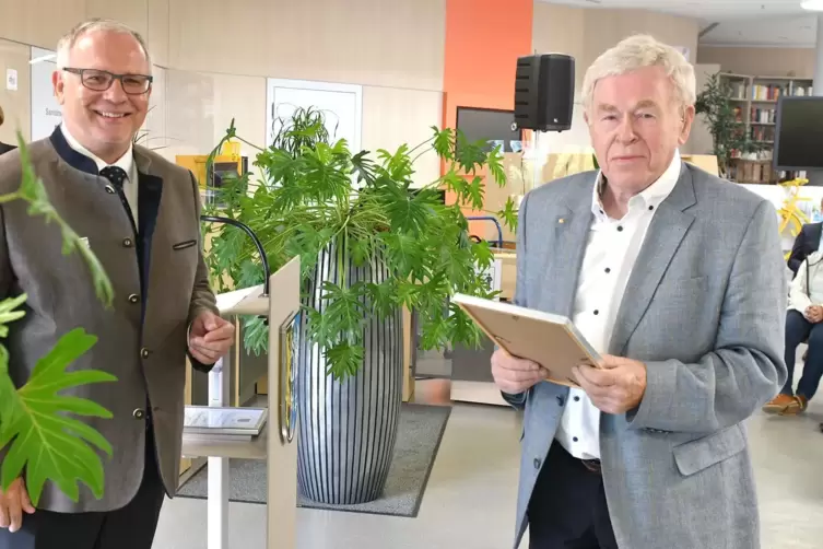 Landrat Ihlenfeld (links) und Preistr&auml;ger Helmut Hoffmann aus Wachenheim. 