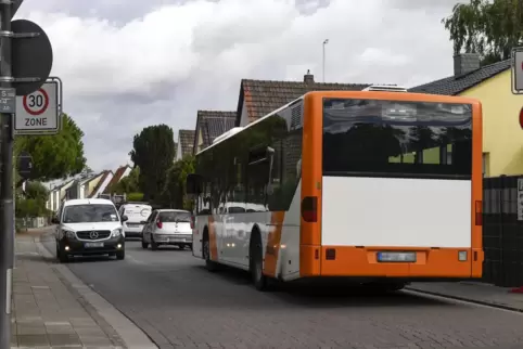 Die Bodenwelle an der Einmündung zum Starenweg kann nach Auffassung der Stadtverwaltung weg. Anwohner hatten den Lärm beim Überf