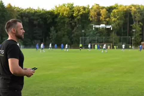 Luftiger Gehilfe: Trainer Andreas Hofmann steuert seine Drohne persönlich über das Gelände des ASV Harthausen.