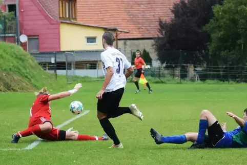 Kein Tor: Steinbachs Daniel Ghoul (weißes Trikot) kann den Finkenbacher Torwart Daniel Schlemmer (links) in dieser Szene nicht ü
