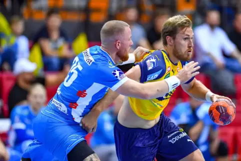 Patrick Zieker versucht Albin Lagergren zu bremsen.