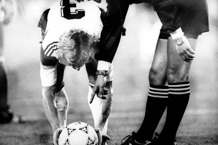 8. Juli 1990 – die 85. Minute in Rom: Andreas Brehme legt sich den Ball auf dem Elfmeterpunkt zurecht, trifft mit rechts ins unt