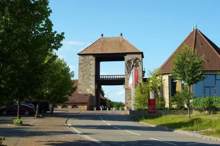 Am Ziel: Ankunft am Deutschen Weintor in Schweigen. 
