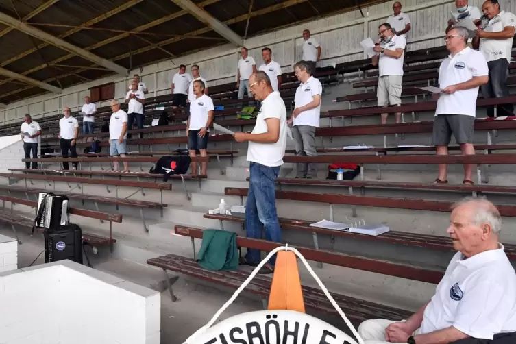 Auf Abstand im Freien singen: Chorprobe der Leisböhler Seemöven auf der Pferderennbahn in Haßloch.
