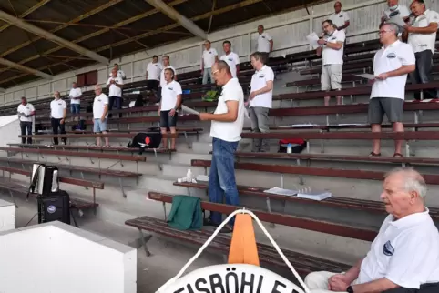 Auf Abstand im Freien singen: Chorprobe der Leisböhler Seemöven auf der Pferderennbahn in Haßloch.