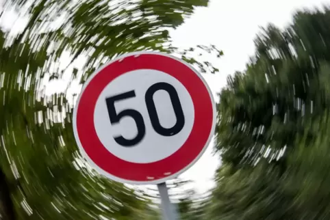 Grundsätzlich gilt maximal Tempo 50 in geschlossenen Ortschaften – aber teils darf auch schneller beziehungsweise muss auch lang