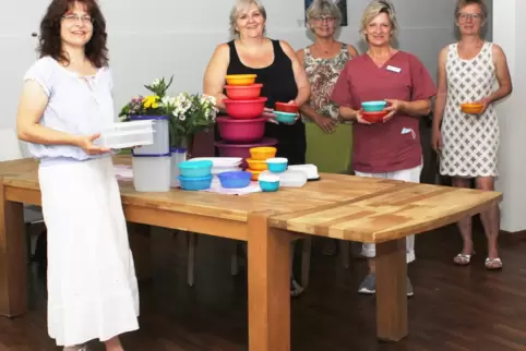 Tupperware im Wert von 500 Euro hat Claudia Bohlander (links) dem Stationären Hospiz in Rockenhausen gespendet. Es freuen sich (