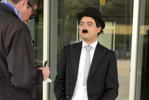 Volker Endres am Pfalzbau im Gespräch mit Charlie Chaplin (Daniel Kroh). 