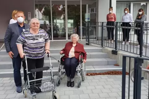 Gretel Strauß (vorne) und Waltraud Fabian (sitzend, rote Weste) haben als Erste ihre neuen Zimmer in Landstuhl bezogen. 