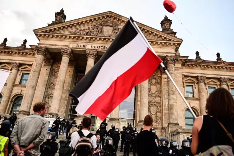 Nach dem „Sturm“: Teilnehmer der Anti-Corona-Demonstration in Berlin stehen am Samstag mit der alten Reichsflagge vor dem Reichs