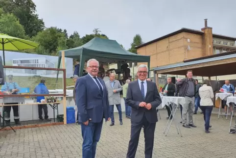 Noch war das neue Rathaus, das in Thaleischweiler-Fröschen gebaut wird, nur als Bild auf einem Banner zu sehen. Aber das Banner 