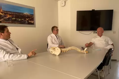 Im Kaiserslauterer Westpfalz-Klinikum mit ihren Teams für die Wirbelsäule zuständig (von links): Kajetan von Eckardstein (Chefar