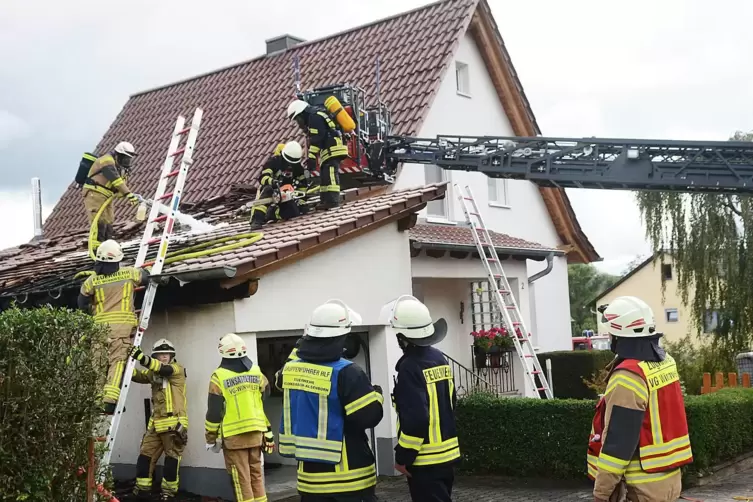 Der Geräteschuppen und die Dachkonstruktion der angrenzenden Garage sind bei dem Brand auf dem Wäschbacherhof stark beschädigt w