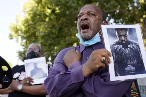„Wakanda Forever“, ruft dieser Aktivist in Los Angeles, in Anlehnung an Chadwick Bosemans Rolle als „Black Panther“ und Herrsche