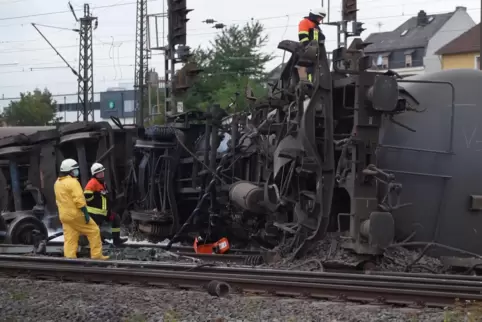 Einer der entgleisten Kesselwagen, von denen jeder bis zu 60.000 Liter Diesel fasst.