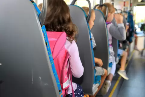 Die Bahn reagiert und setzt mehr Schulbusse ein.