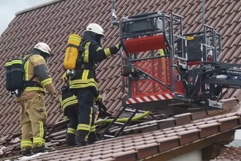 Der Schuppen, in dem das Feuer ausgebrochen ist, und das Dach der benachbarten Garage sind zwar stark beschädigt worden. Ein Übe