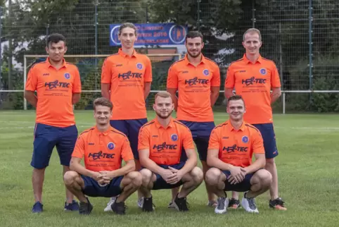  Die Trainer und ihre Neuen (von links, hinten): Co Cristian Stoican Radu, Pierre Amann, Johannes Becker, Trainer Dominik Glaser