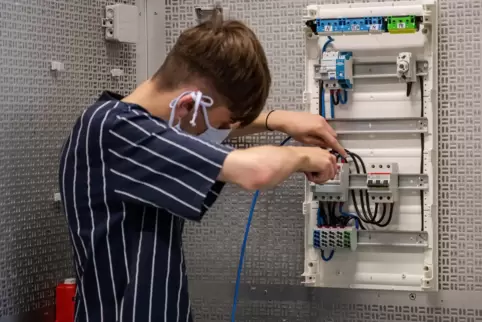 Arbeiten an der beruflichen Zukunft: Die duale Ausbildung genießt noch immer einen guten Ruf, die Anzahl der Ausbildungsplätze u