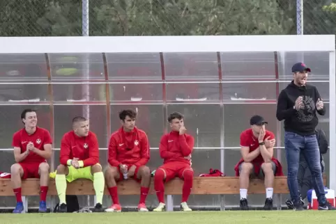 Die jungen Talente scharren mit den Hufen, Trainer Alexander Bugera treibt sie an wie hier beim Testspiel gegen Astoria Walldorf