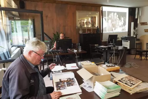 Julius Sonn (vorn) und Martin Schunck von der Festschrift-Redaktion sichten die eingereichten Dokumente und scannen sie ein. Julius Sonn (vorn) und Martin Schunck von der Festschrift-Redaktion sichten die eingereichten Dokumente und scannen sie ein.