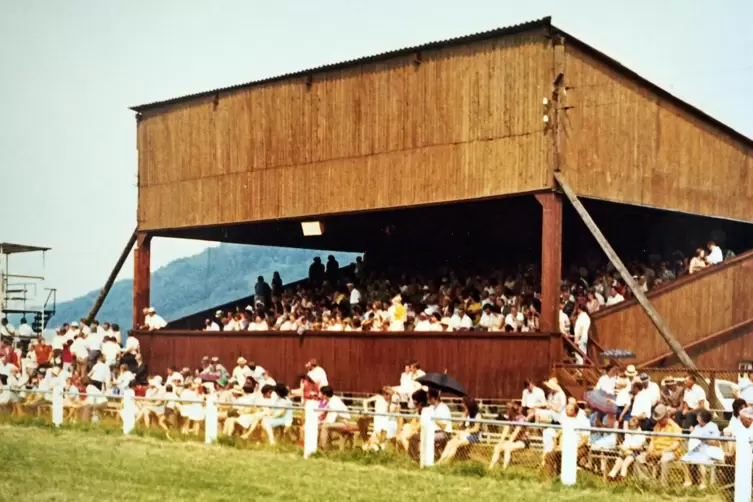 Die alte Holztrib&uuml;ne an der Pferderennbahn ist im Jahre 1974 abgebrannt.