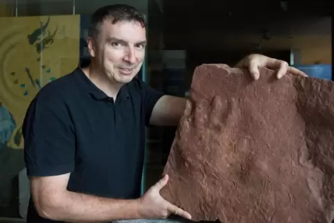 Präsentiert stolz den Fußabdruck: Sebastian Voigt, Leiter des Urweltmuseums Geoskop auf Burg Lichtenberg.