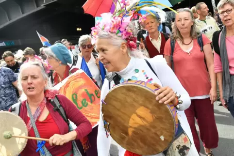 Trommeln gegen Covid-19: Teilnehmerinnen des Protestzugs in Berlin, ohne Maske und Abstand, dafür mit Blumen gewappnet. Trommeln gegen Covid-19: Teilnehmerinnen des Protestzugs in Berlin, ohne Maske und Abstand, dafür mit Blumen gewappnet.