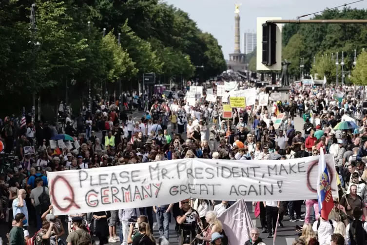 Gute Idee? Trump for Kanzler: Plakat auf der Berliner Anti-Corona-Ma&szlig;nahmen-Demo. 