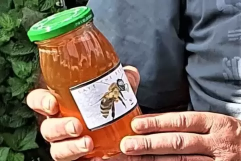Markenzeichen von Stefan Grünigs Honig: die Biene mit der Gasmaske und der Schriftzug „Save the bees“ – Rettet die Bienen. 