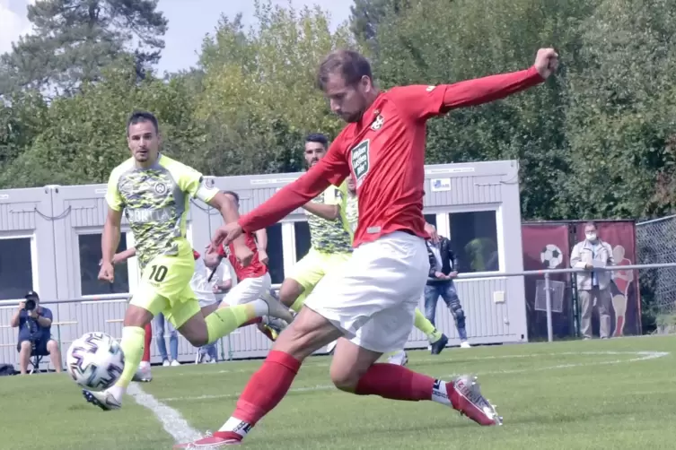 Ma&szlig;genaue Flanke: Hendrick Zuck gibt den Ball von der linken Seite nach innen, Marius Kleinsorge (hinten, verdeckt) kommt gleich