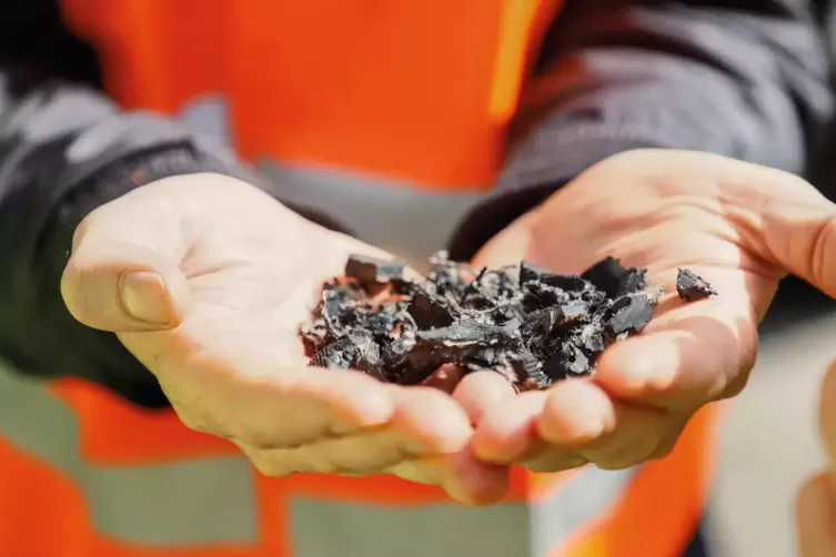 Geschredderte Altreifen gehen bei New Energy in ein thermo-chemisches Zersetzungsverfahren. Das daraus gewonnene &Ouml;l ist wertvoll