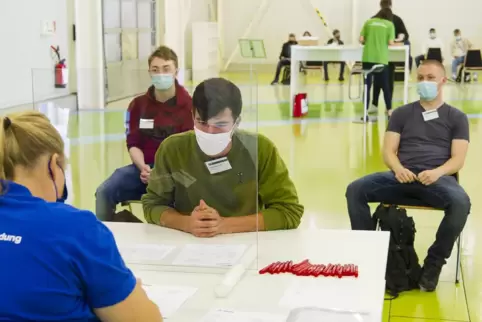 Simone Schmidt überprüft die Unterlagen von Manuel Kopf, der eine Ausbildung zum Elektroniker für Automatisierungstechnik beginn