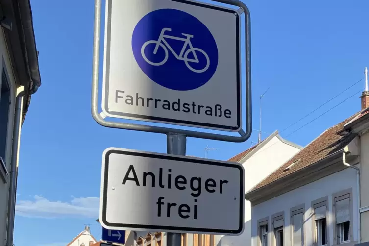 Falsch: das erste Zusatzschild.