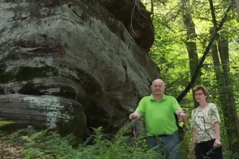 Vom Mühlenweg geht Pfad an der Waldkante steil hoch zum Felsenpfad am Waldrand. Den sollte man nicht verpassen, empfehlen Karl u