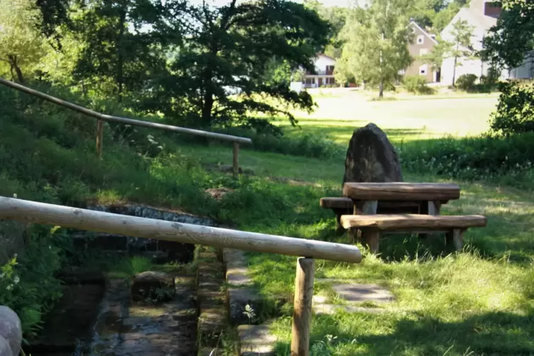 Der Waschbrunnen mit der W&uuml;rschhauser M&uuml;hle.