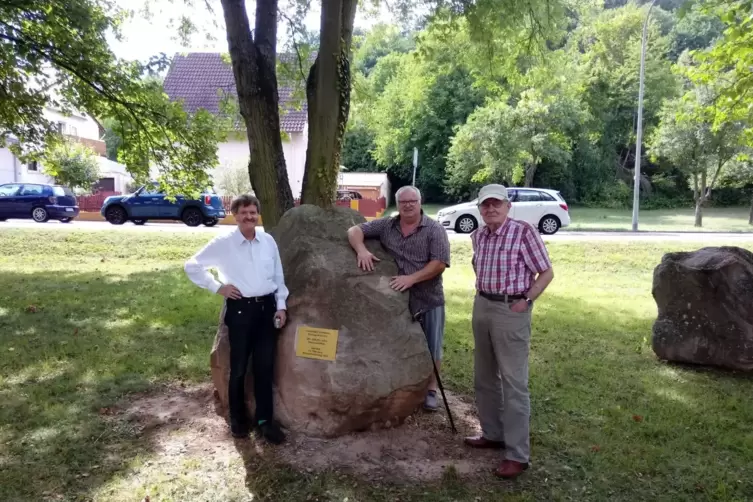 Der Ehrenvorsitzende des Historischen Vereins der Nordpfalz Alsenz, Eugen Zepp, sowie Hans-Georg Frankfurter und Hermann Unckric